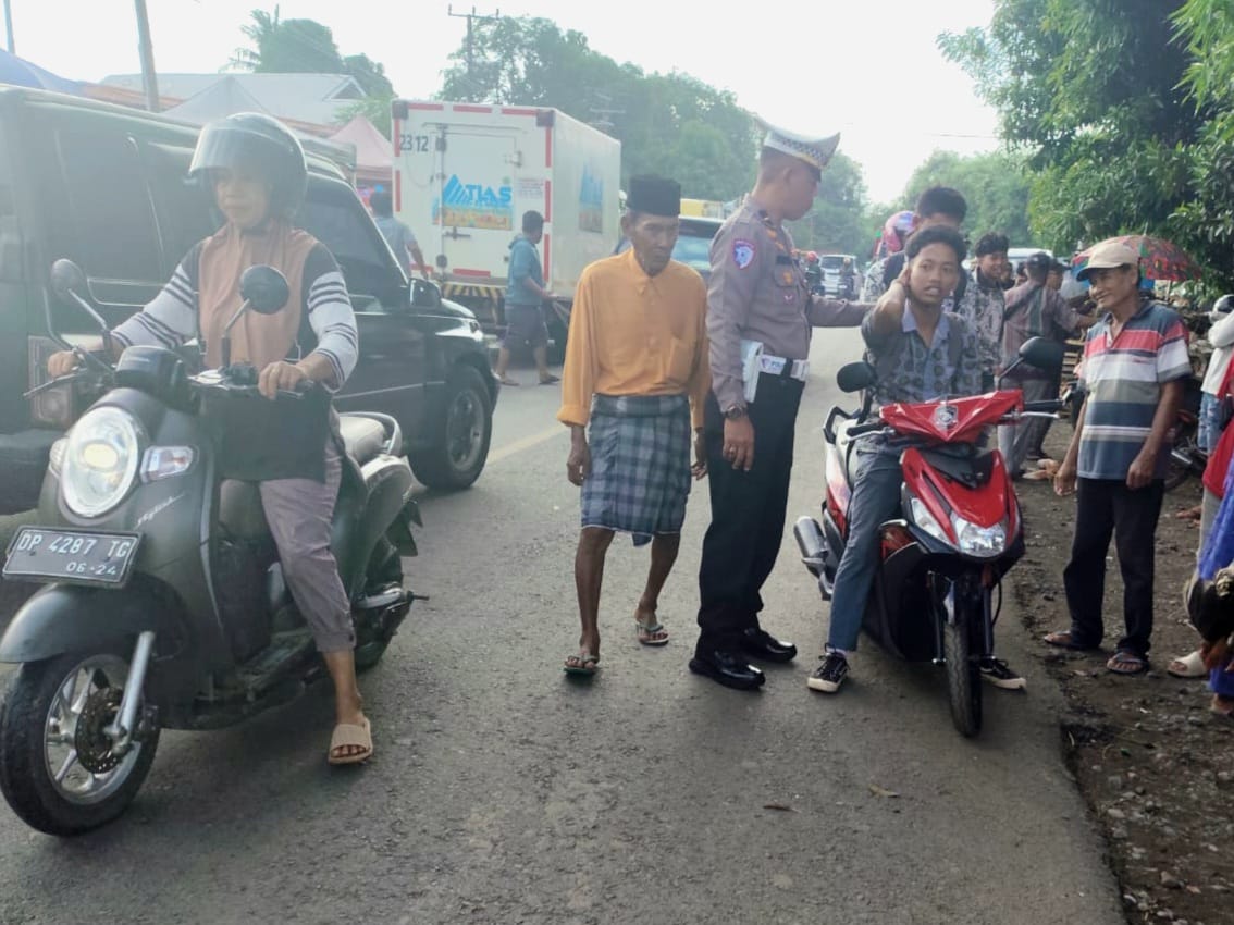 Polres Takalar Gelar Pengaturan Lalu Lintas dan Penyuluhan di Pasar Lengkese