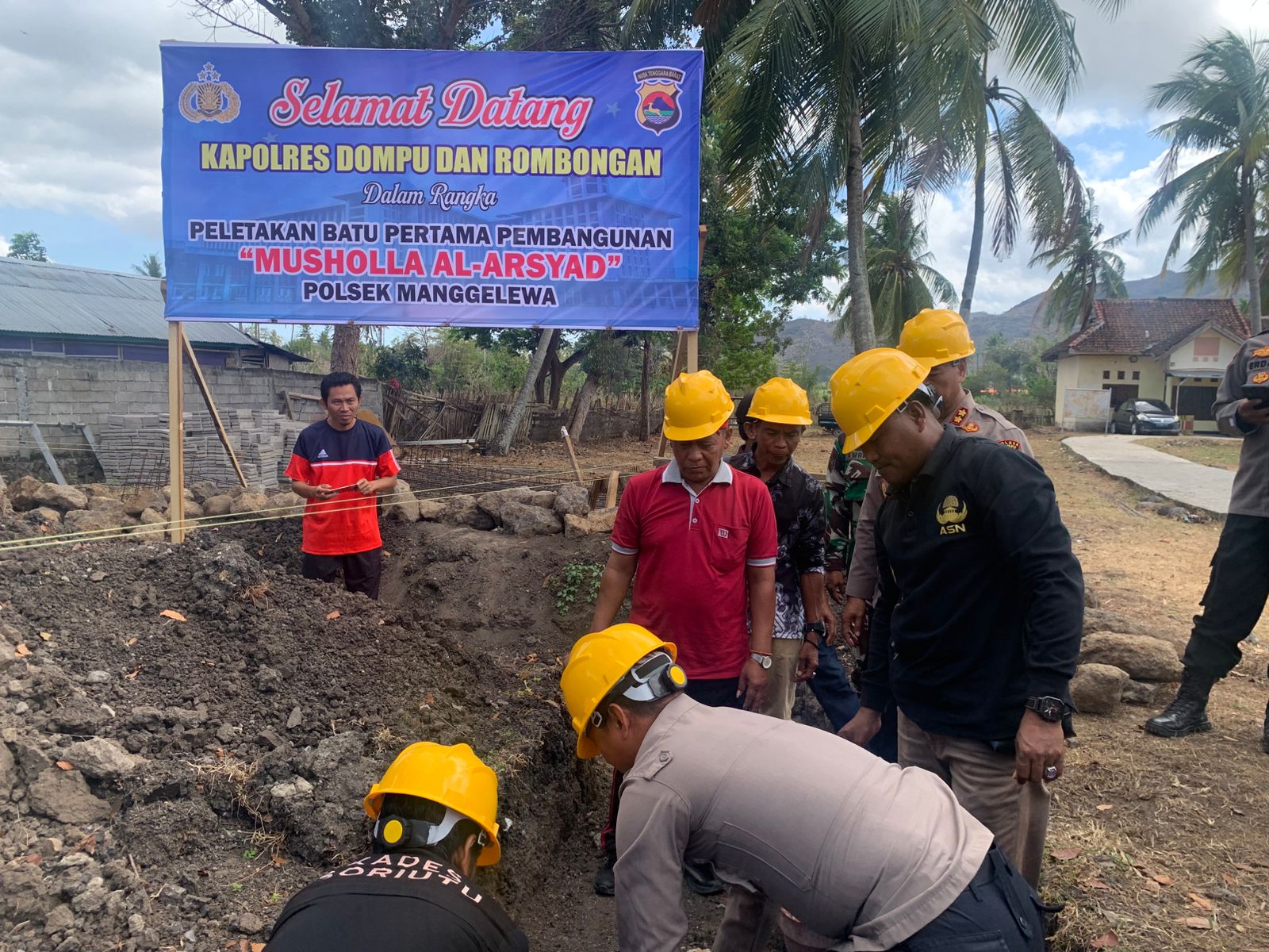Kapolres Dompu Resmikan Peletakan Batu Pertama Musholla Al-Arsyad di Polsek Manggelewa