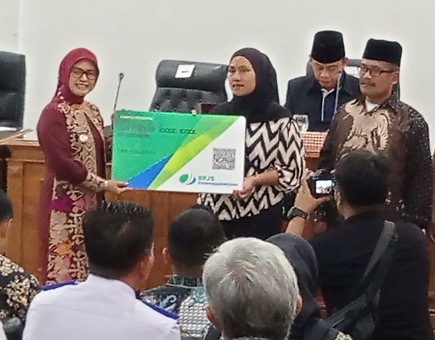 Bupati Pangandaran Serahkan Kartu BPJS Ketenagakerjaan kepada Pekerja Rentan