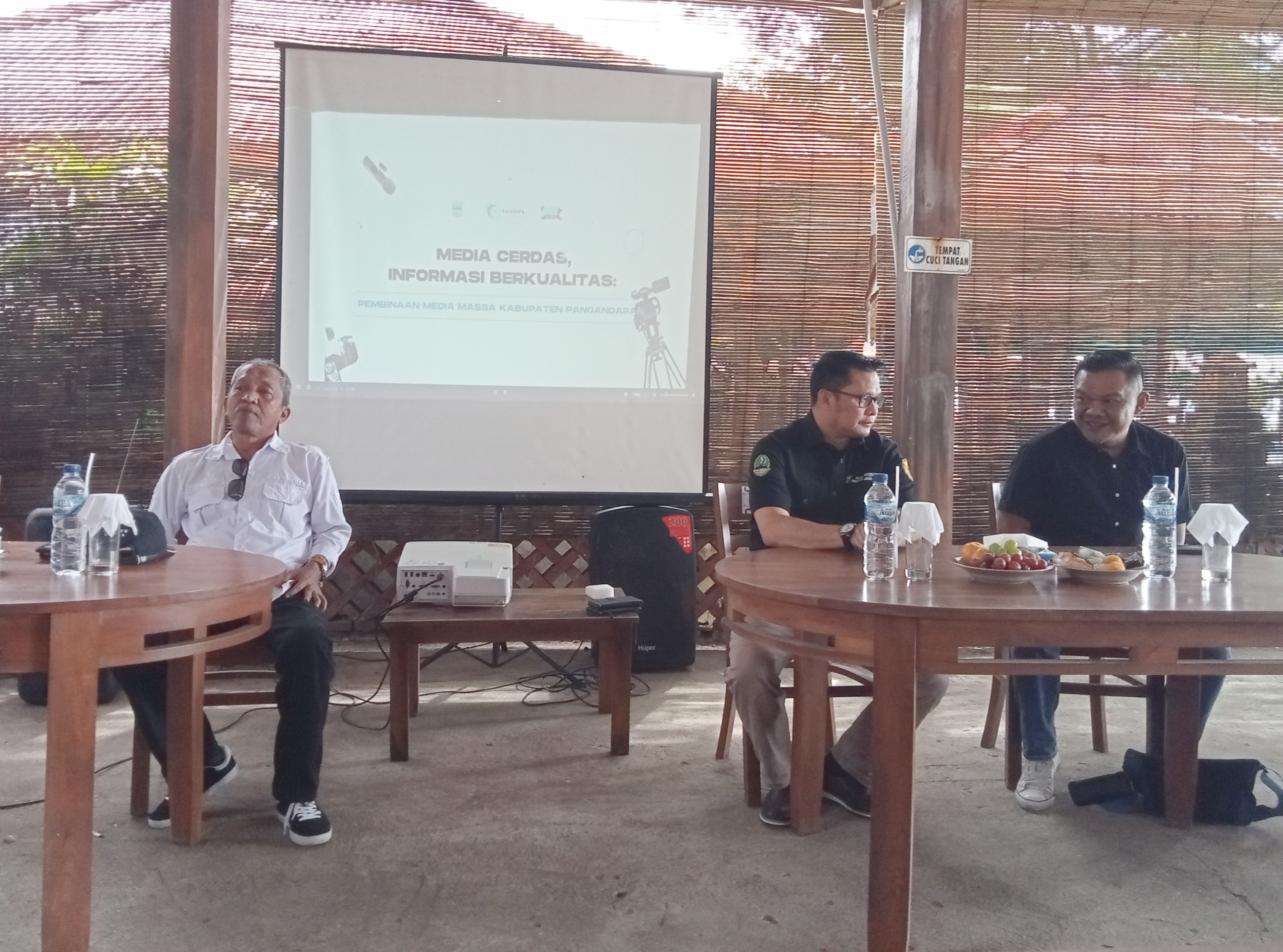 Tekankan Transparansi Informasi Publik, Diskominfo Pangandaran Kumpulkan Media dalam Pembinaan Pers 2025