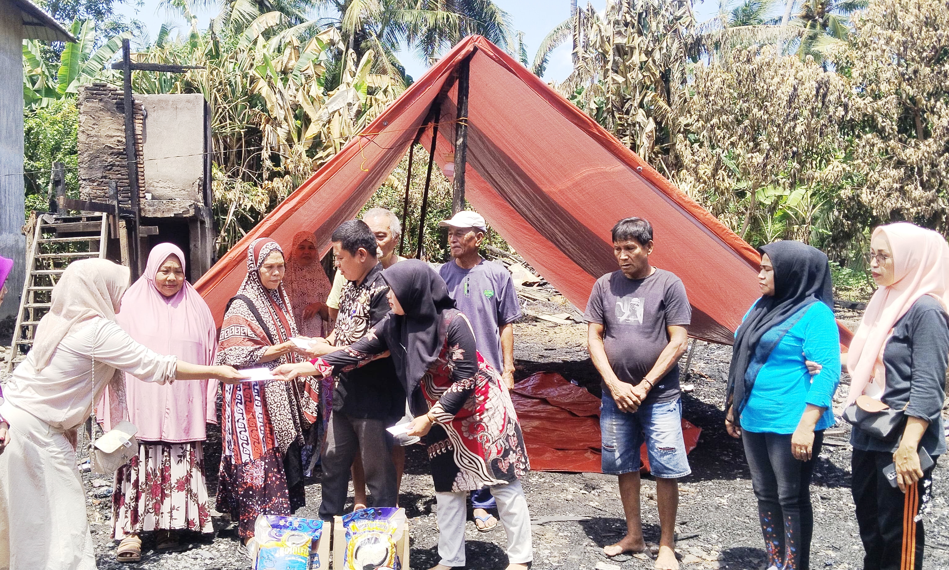 Kelurahan Empoang Salurkan Bantuan untuk Korban Kebakaran Belokallong