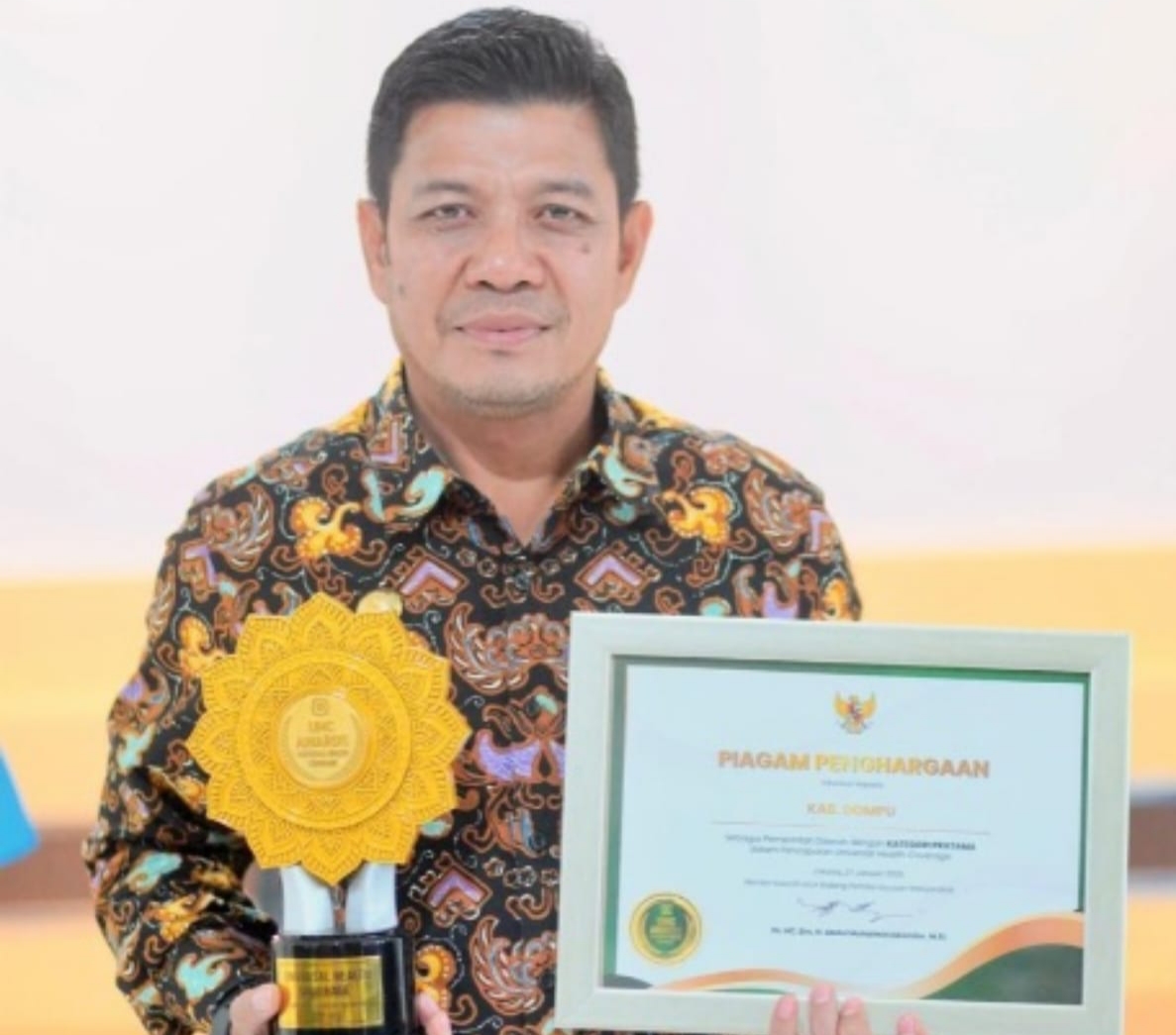 Bupati Dompu Terima Penghargaan UHC Pratama dari BPJS Pusat