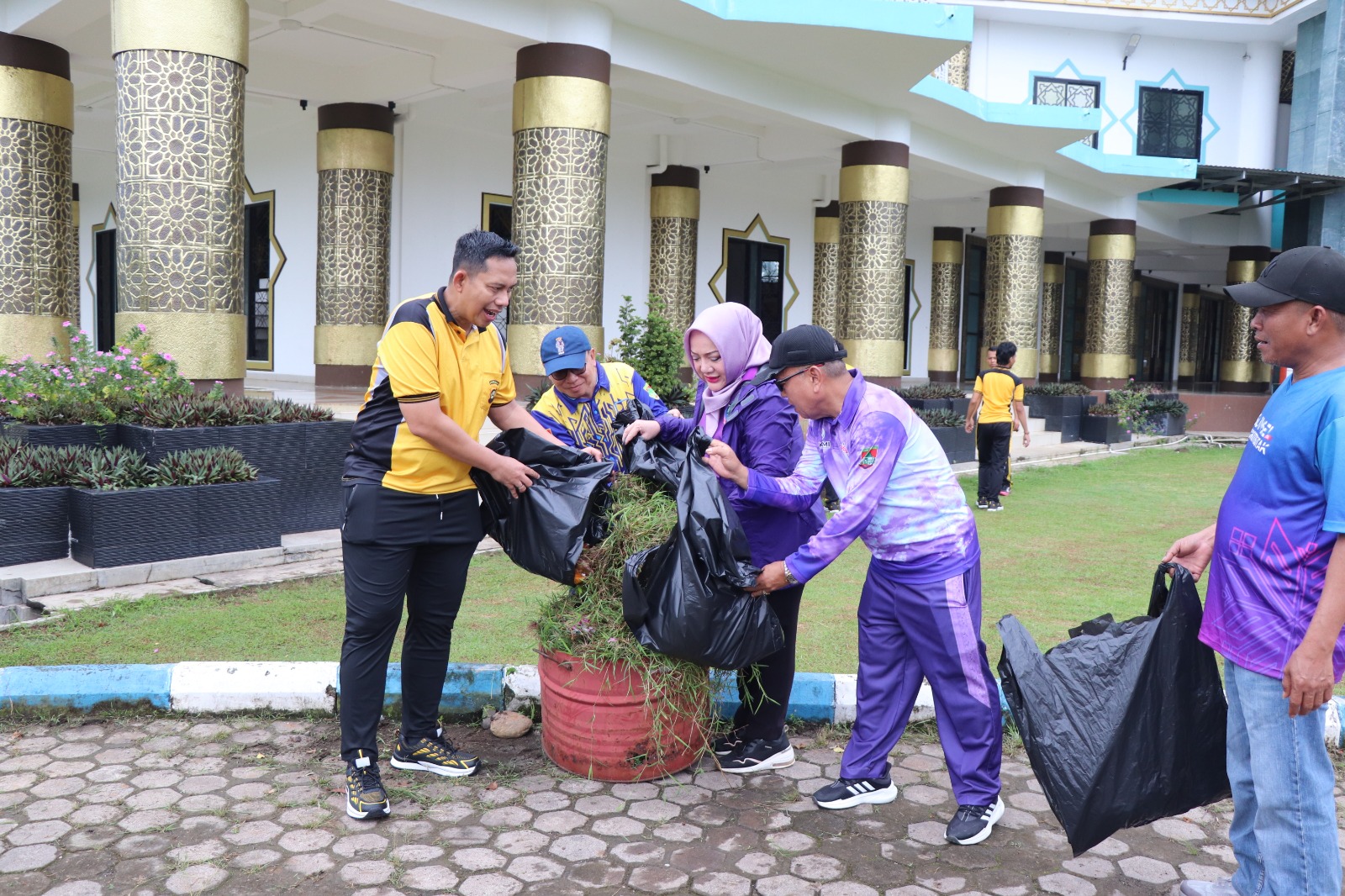 Jumat Bersih di Musi Rawas, Polres dan Pemkab Kolaborasi Dukung Gerakan Indonesia Asri