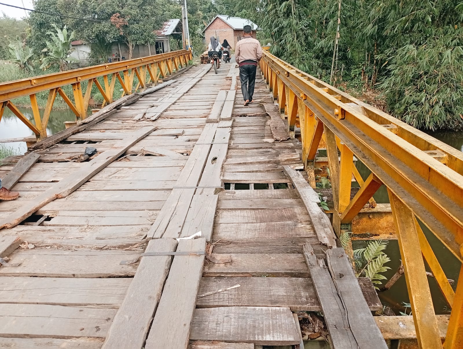 Jembatan Penghubung Antar Desa di Ujan Mas Nyaris Ambruk, Aktivitas Warga Terganggu