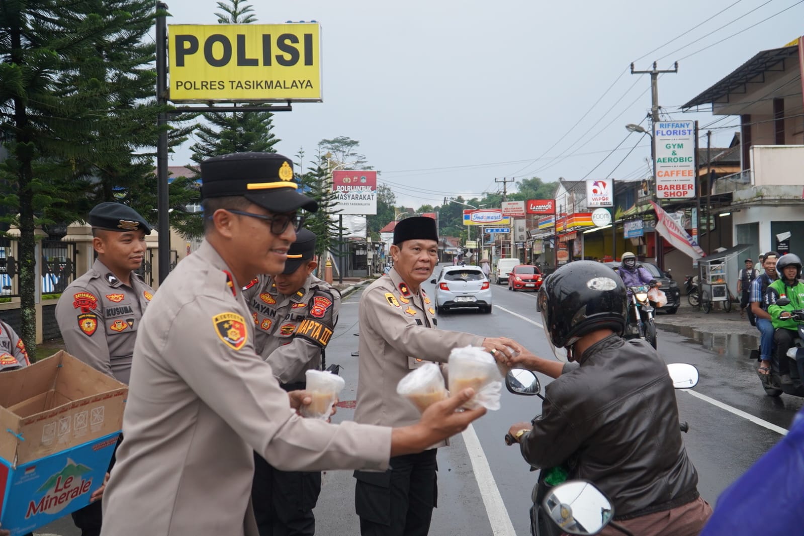 Waka Polres Pimpin Pembagian Takjil untuk Pengendara di Depan Mapolres Tasikmalaya