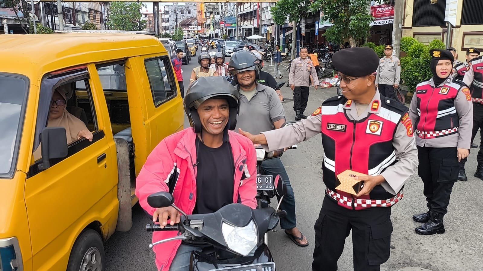 Polres Lubuk Linggau Bagikan Takjil Gratis untuk Pengguna Jalan di Jalan Yos Sudarso