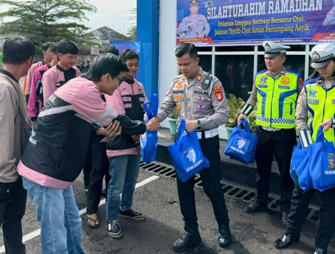 Satlantas Polres Lubuk Linggau Bagikan Bingkisan dan Edukasi Keselamatan kepada Ojol dan Jastip