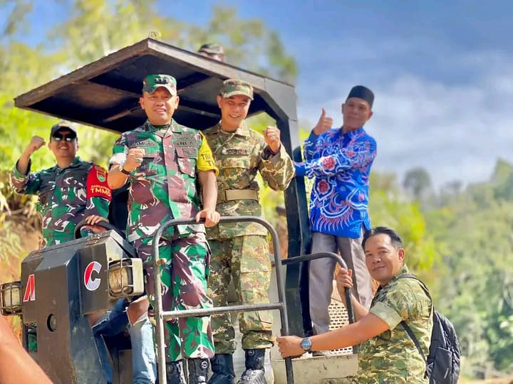 Bupati Rejang Lebong Dampingi Tim Wasev Tinjau Pelaksanaan TMMD ke-127 di Desa Seguring