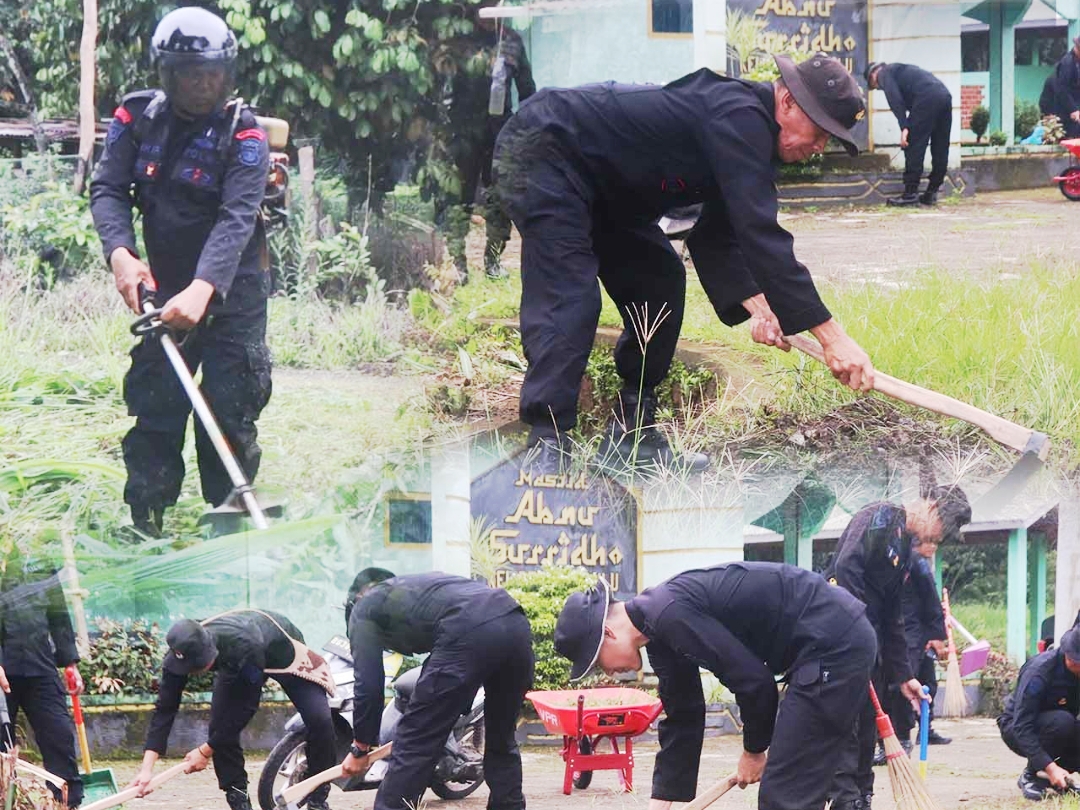 Satbrimob Polda Sumsel Gelar Jumat Bersih di Masjid Abnu Surridho, Wujud Kepedulian Lingkungan dan Pengabdian kepada Masyarakat
