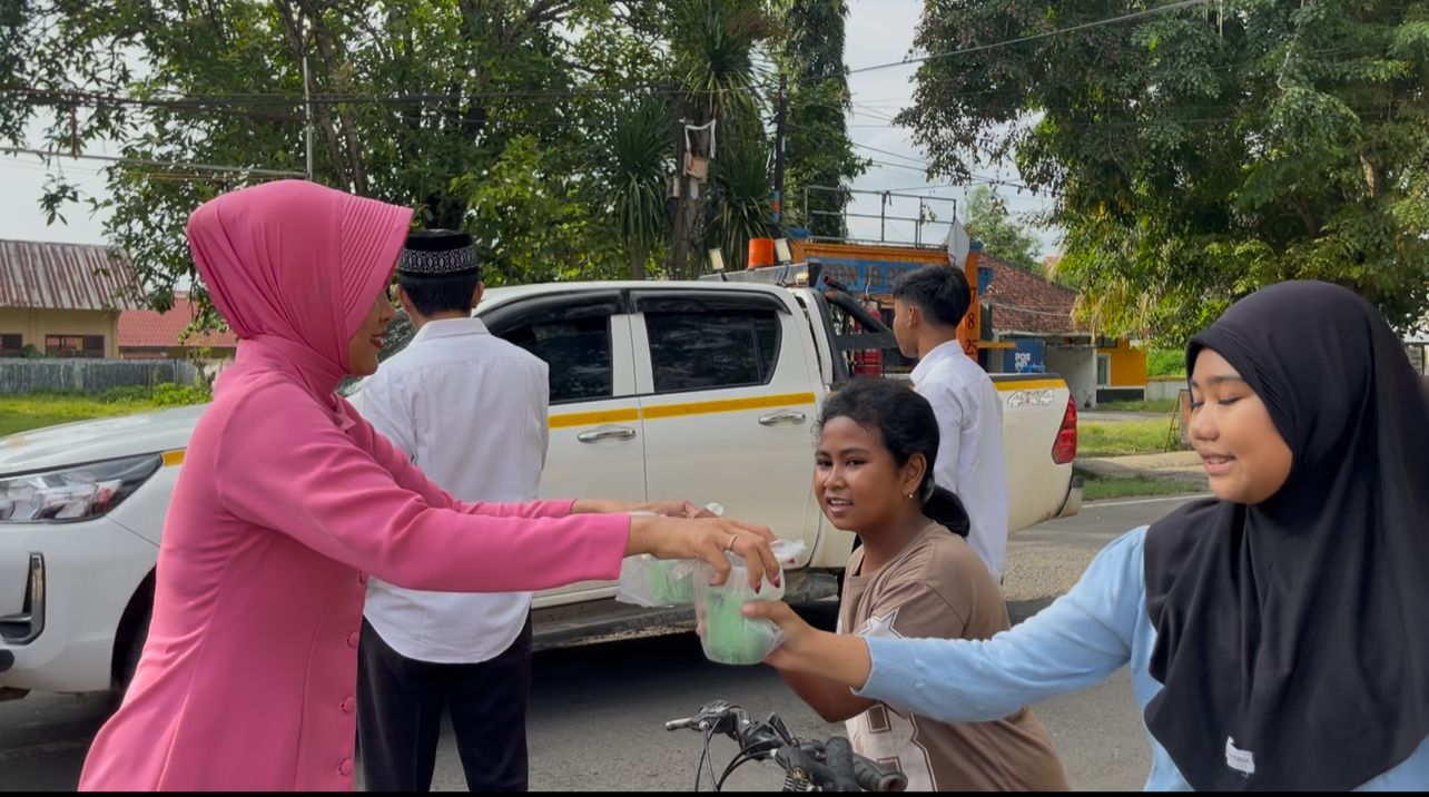 Sat Resnarkoba Polres Dompu Bagikan Takjil, Pererat Silaturahmi dengan Warga di Bulan Ramadhan