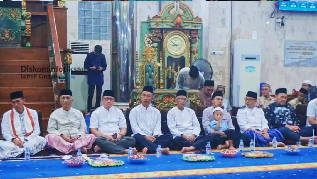 Wakil Wali Kota Lubuk Linggau Hadiri Tarawih dan Peringatan Nuzulul Qur’an, Baznas Salurkan Bantuan Sembako