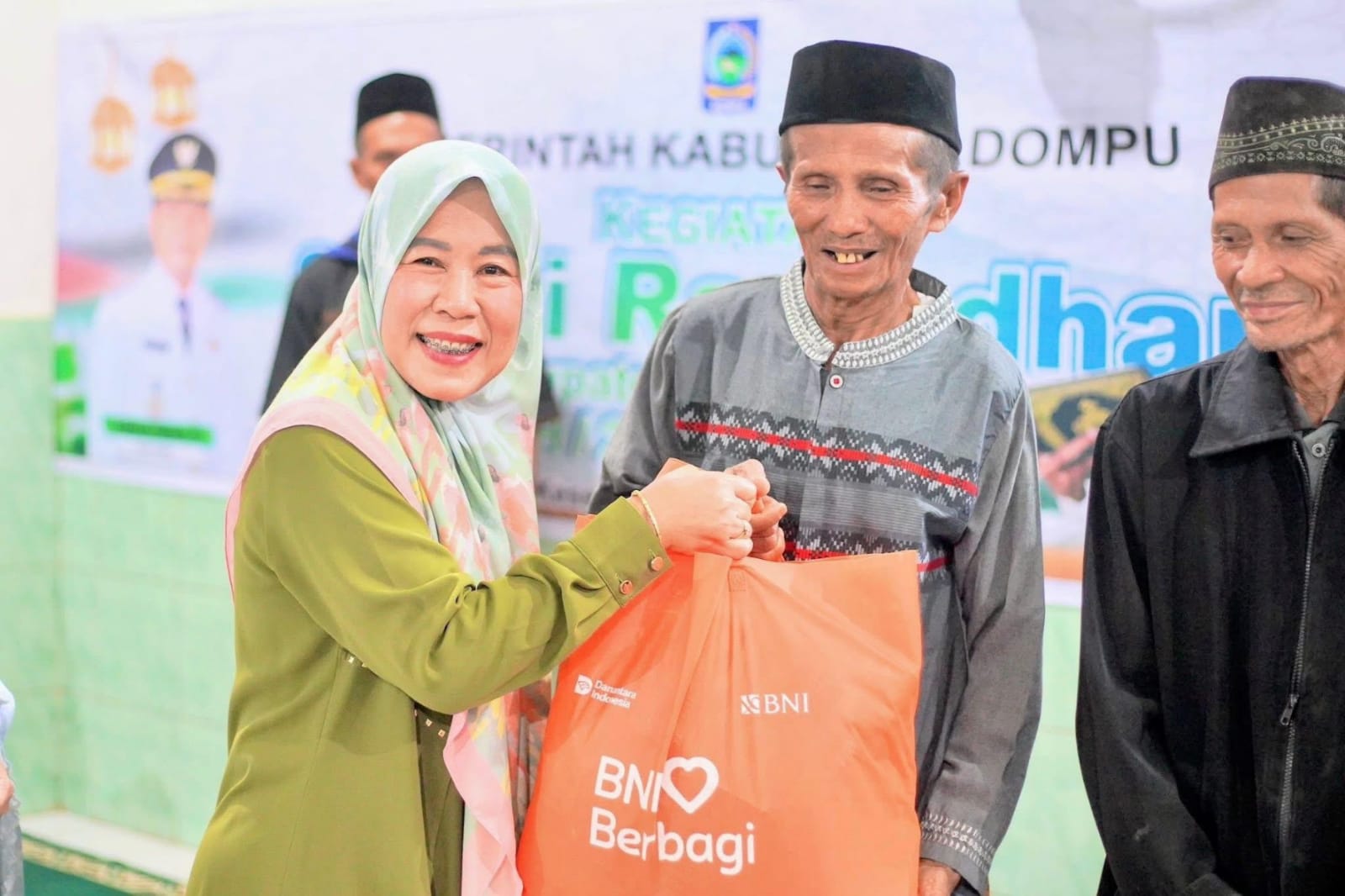 Safari Ramadhan ke-6 di Woja, Bupati Dompu dan Ketua TP PKK Salurkan Bantuan untuk Warga