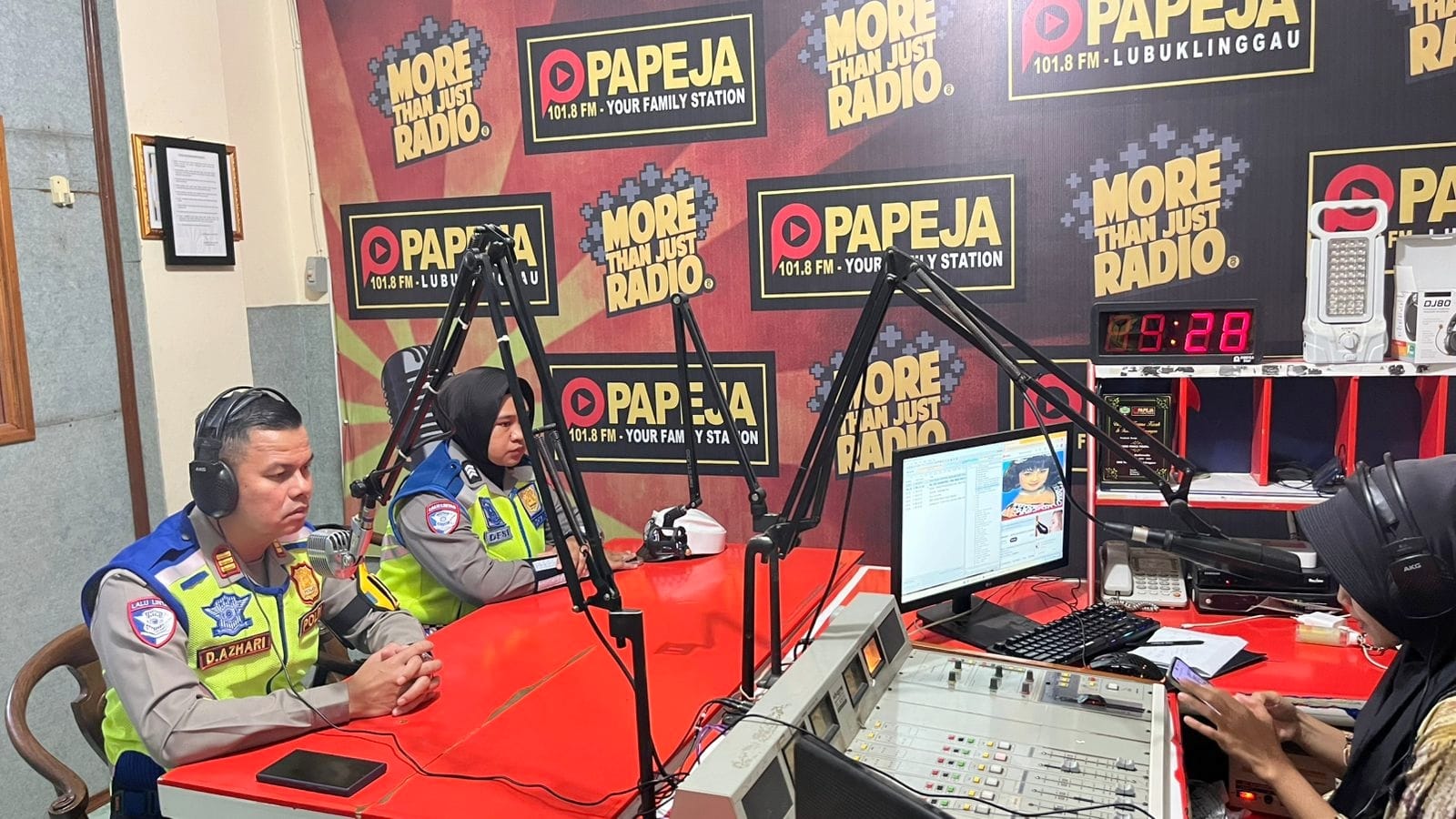 Polantas Polres Lubuk Linggau Sapa Masyarakat Lewat Siaran Radio, Ajak Tertib Berlalu Lintas Jelang Mudik