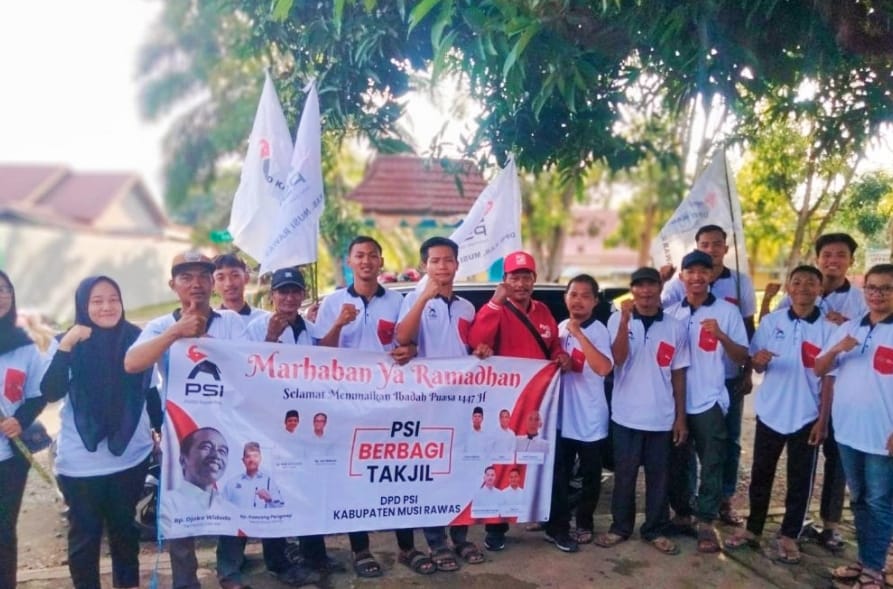 DPD PSI Musi Rawas Berbagi Takjil di Depan Pasar Muara Beliti, Warga Sambut Antusias