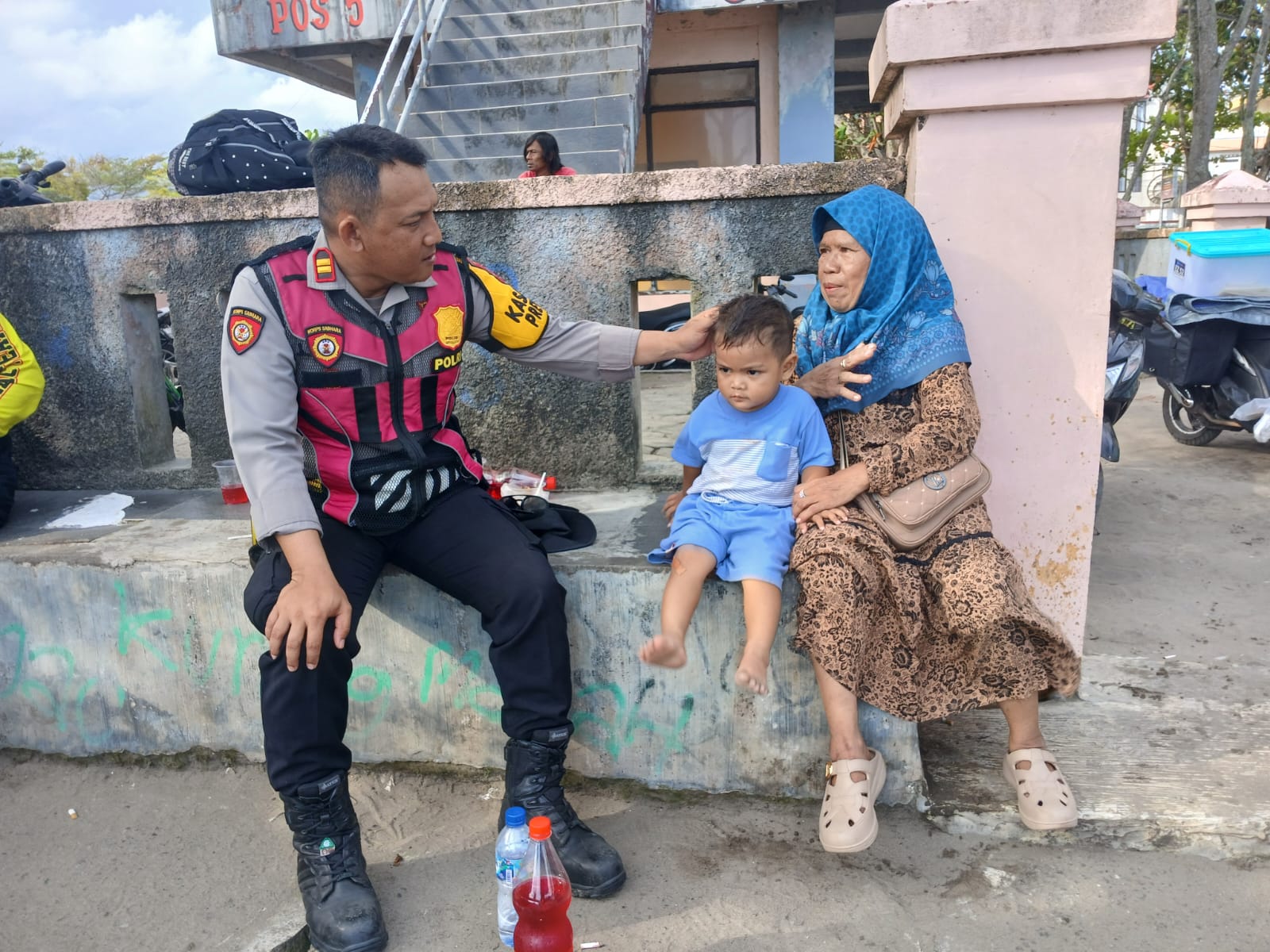 Polisi Gerak Cepat, Anak Hilang di Pantai Pangandaran Berhasil Dipertemukan dengan Keluarga