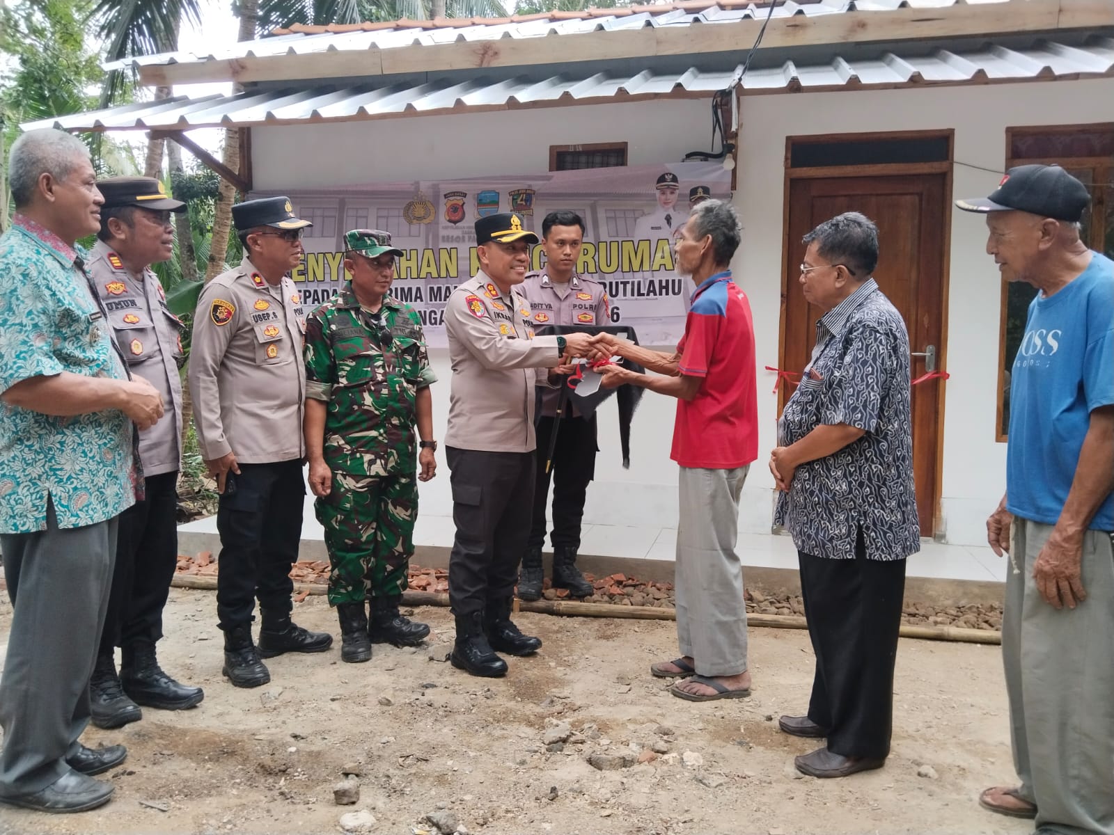 Kapolres Pangandaran Serahkan Rumah Layak Huni untuk Warga Sukaresik