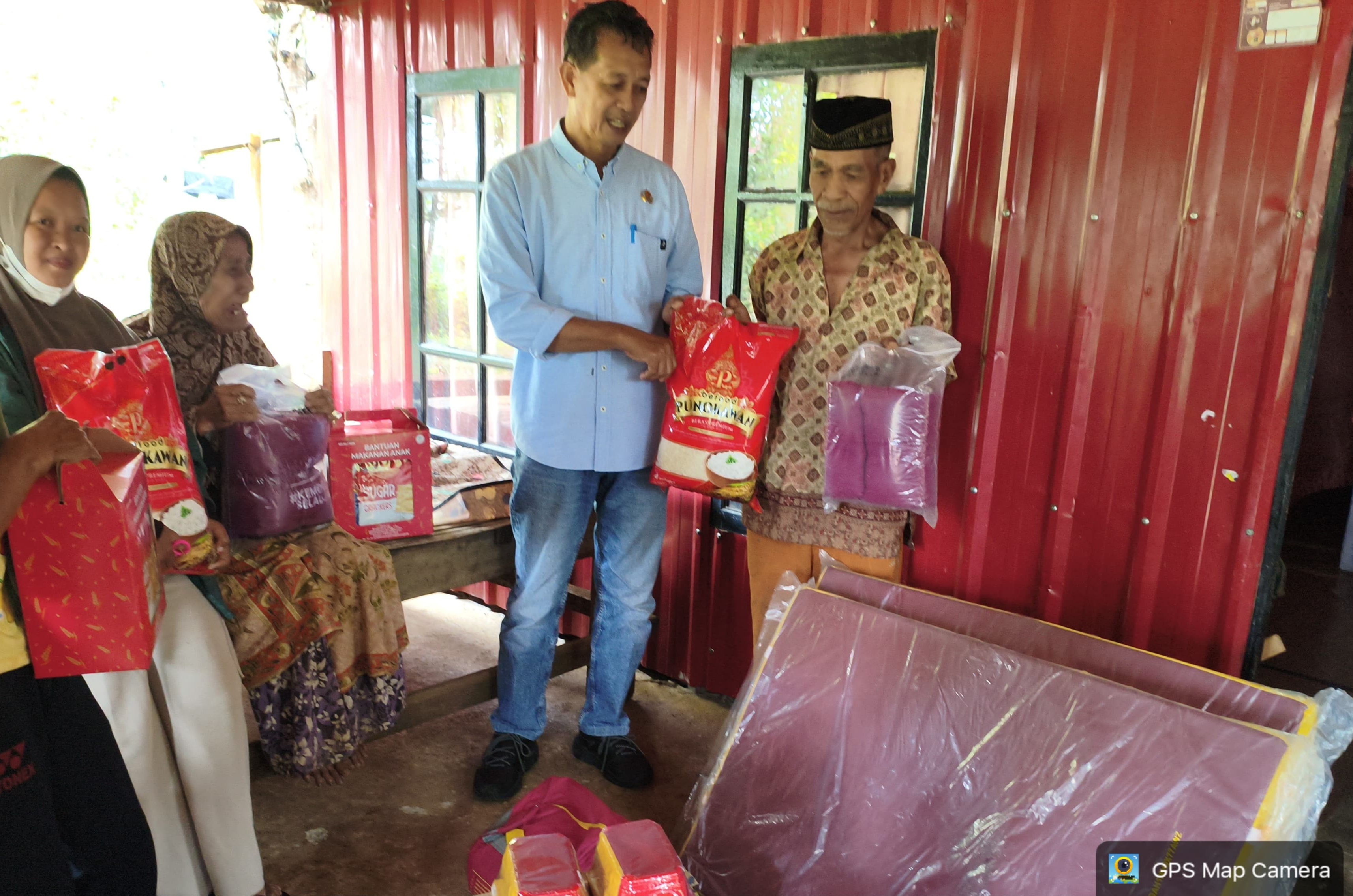 Dinsos Jeneponto Salurkan Bantuan Sembako dan Peralatan Rumah Tangga untuk Warga Kurang Mampu di Rumbia