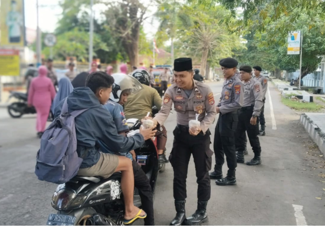 Sat Samapta Polres Dompu Berbagi Takjil kepada Pengguna Jalan di Bulan Ramadhan