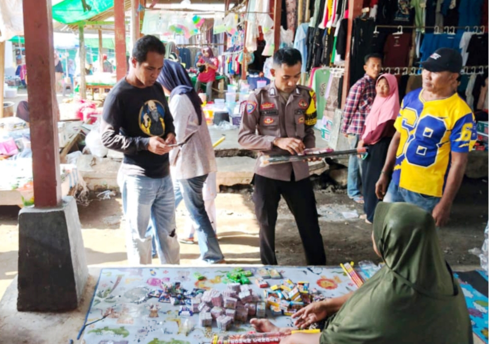 Polsek Pekat Amankan Puluhan Petasan Ilegal dari Pedagang di Pasar Minggu Jelang Idul Fitri
