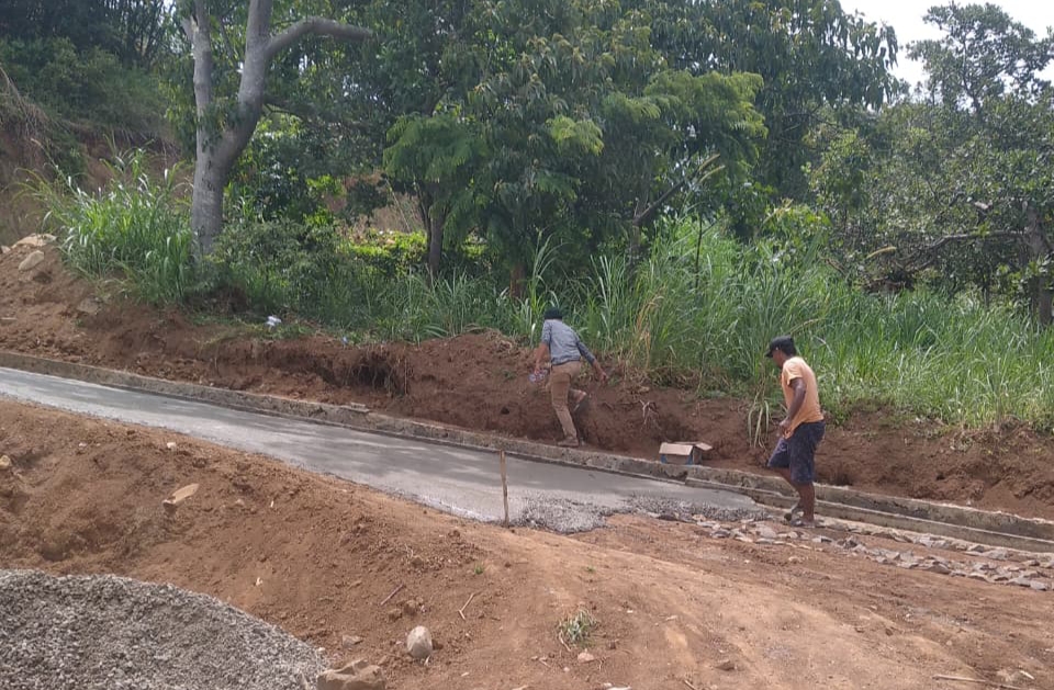 Jalan Masuk Pondok Pesantren di Desa Rumbia Dicor, Didanai Swadaya Warga