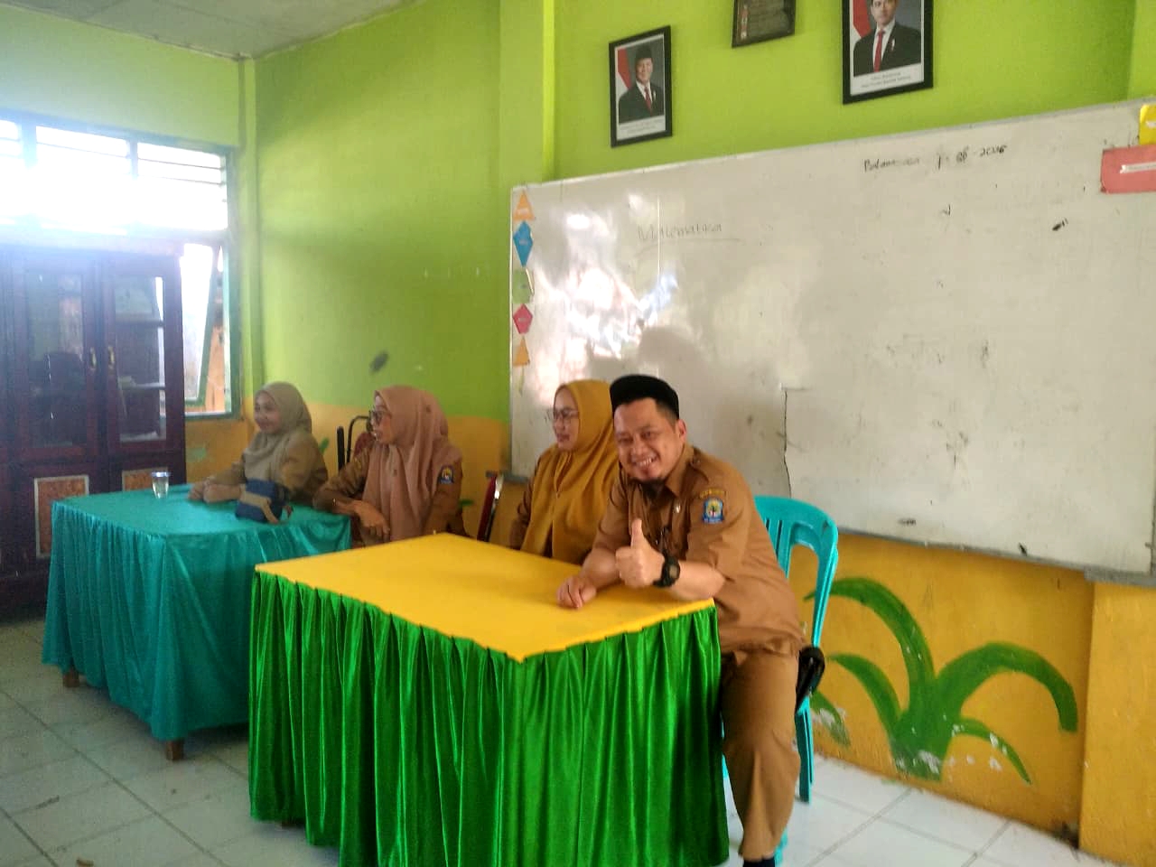 Kebersamaan Kepala Sekolah dan Guru di SDN 10 Rumbia Dorong Disiplin Siswa
