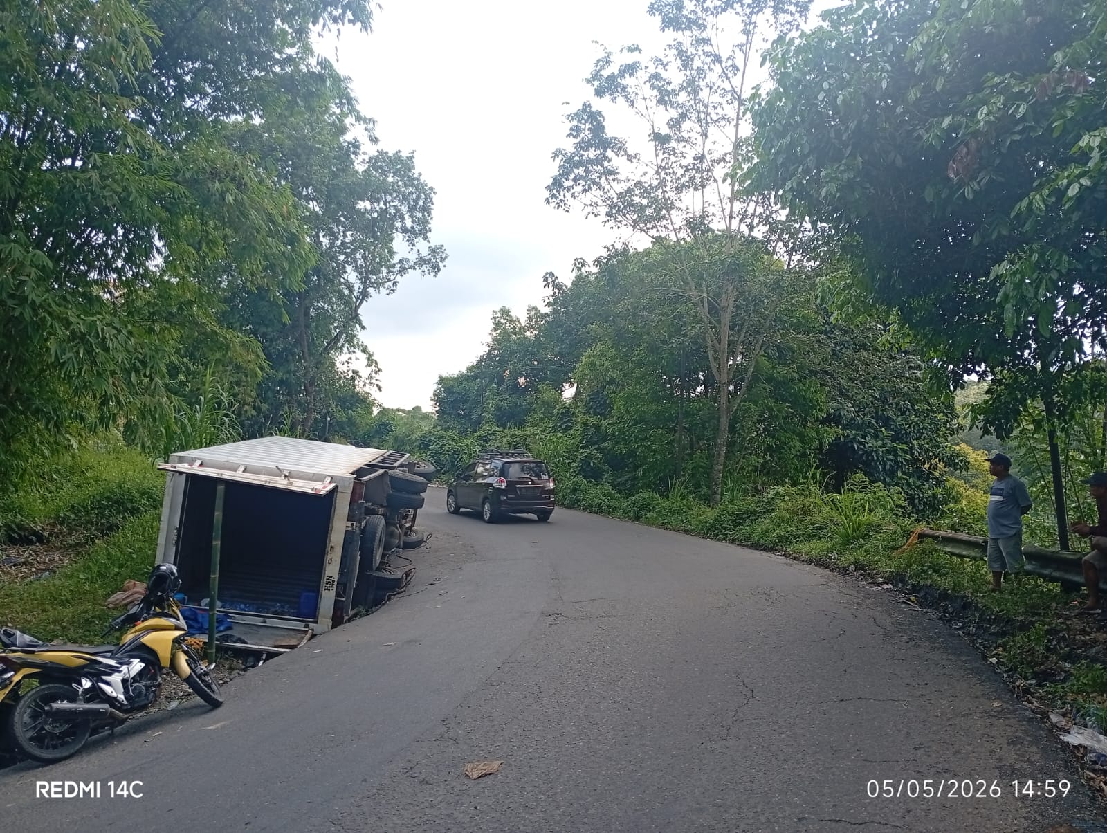Mobil Box Bermuatan Air Mineral Terguling di Tikungan Taba Padang, Diduga Sopir Ugal-ugalan
