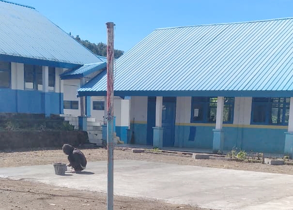 SMPN 4 Rumbia Benahi Lapangan Sepak Takraw untuk Tingkatkan Semangat Latihan Siswa