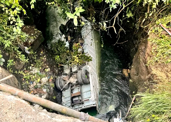 Truk Pengangkut 21 Ton Kopi Terjun ke Sungai di Binduriang, Sopir dan Kernet Selamat