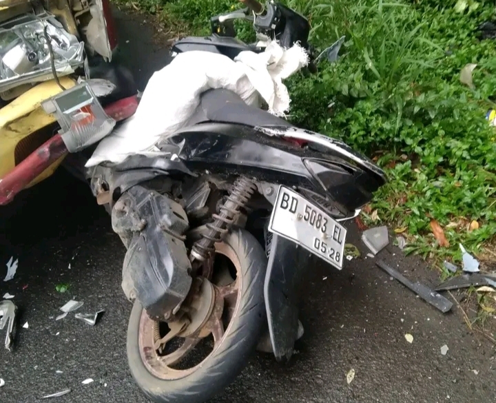 Diduga Ambil Jalur Berlawanan di Tikungan, Pengendara Motor Terluka dalam Kecelakaan di Rejang Lebong