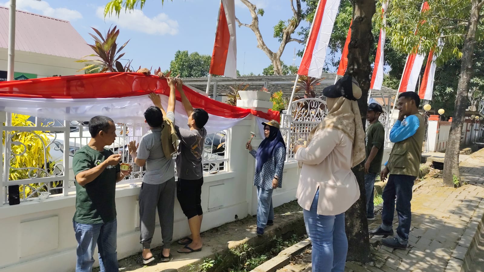 Dinas Peternakan dan Kesehatan Hewan Takalar Mulai Semarakkan HUT ke-81 RI dengan Pengibaran Merah Putih