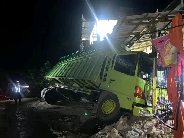 Patroli Polres Rejang Lebong Amankan Lokasi Truk Fuso Tabrak Dua Rumah Warga
