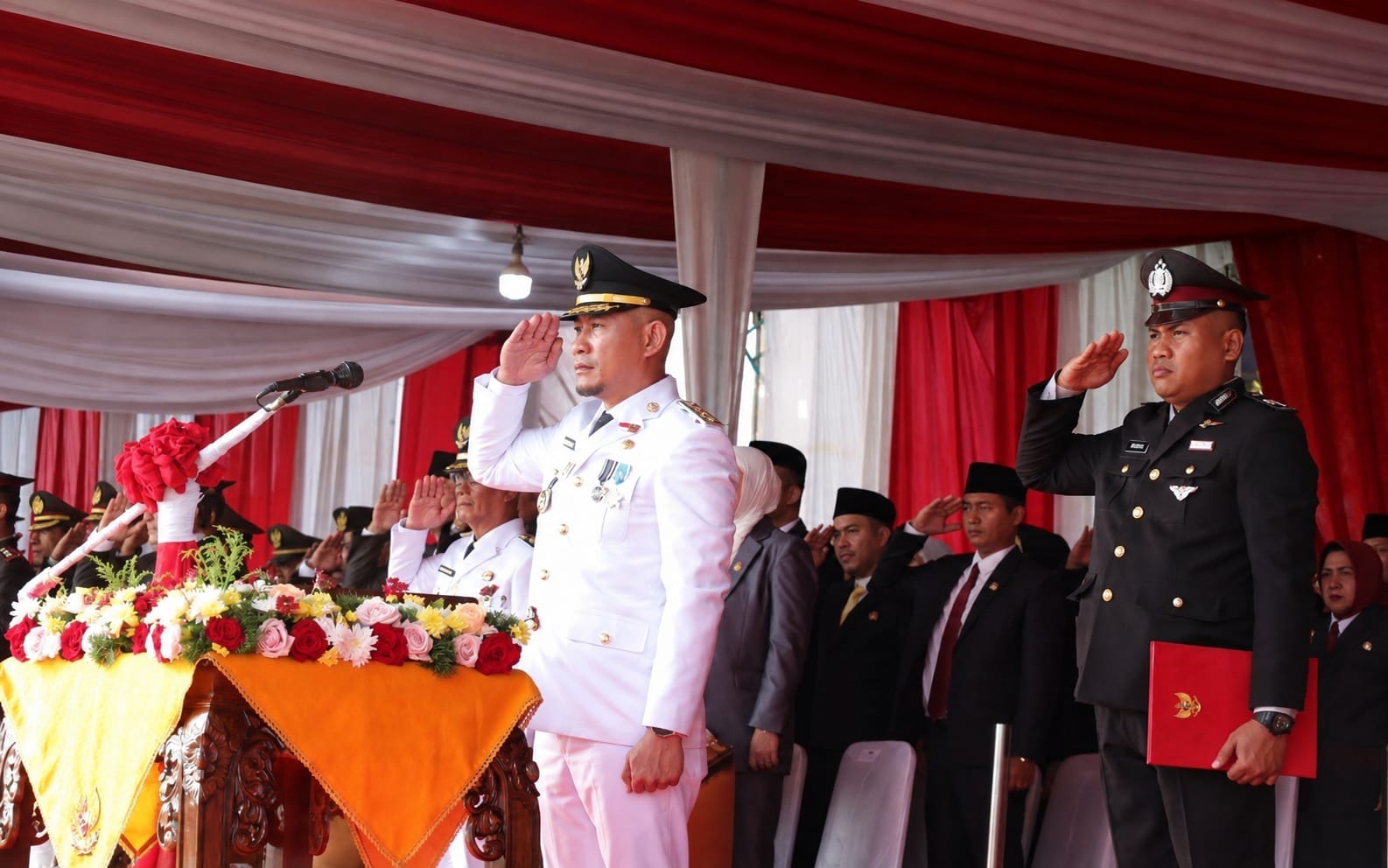 Wali Kota Lubuk Linggau Pimpin Upacara HUT ke-81 RI, ASN Terima Penghargaan