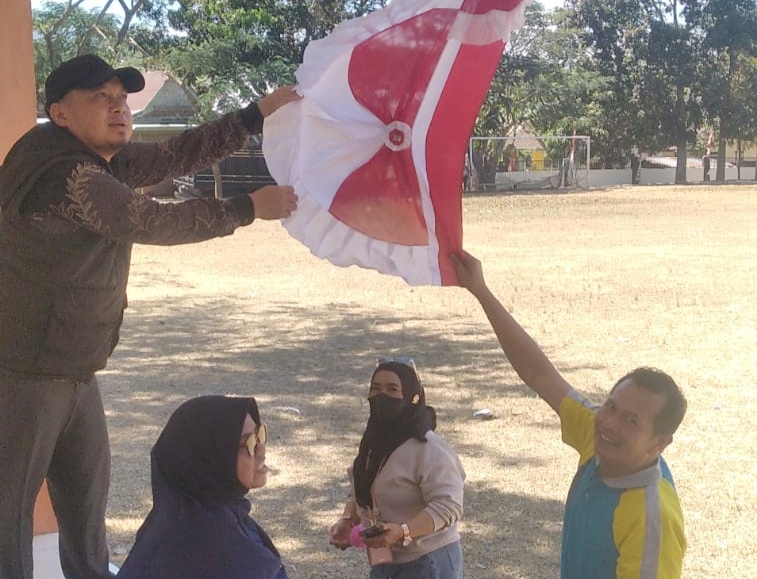 Jelang HUT ke-80 RI, Panitia dan Sejumlah Kepala Sekolah Gotong Royong Benahi Lapangan Sampuliling Rumbia