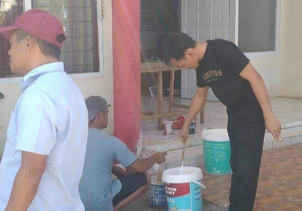 Jelang HUT ke-80 RI, Camat Rumbia Turun Langsung Benahi dan Cat Kantor Kecamatan