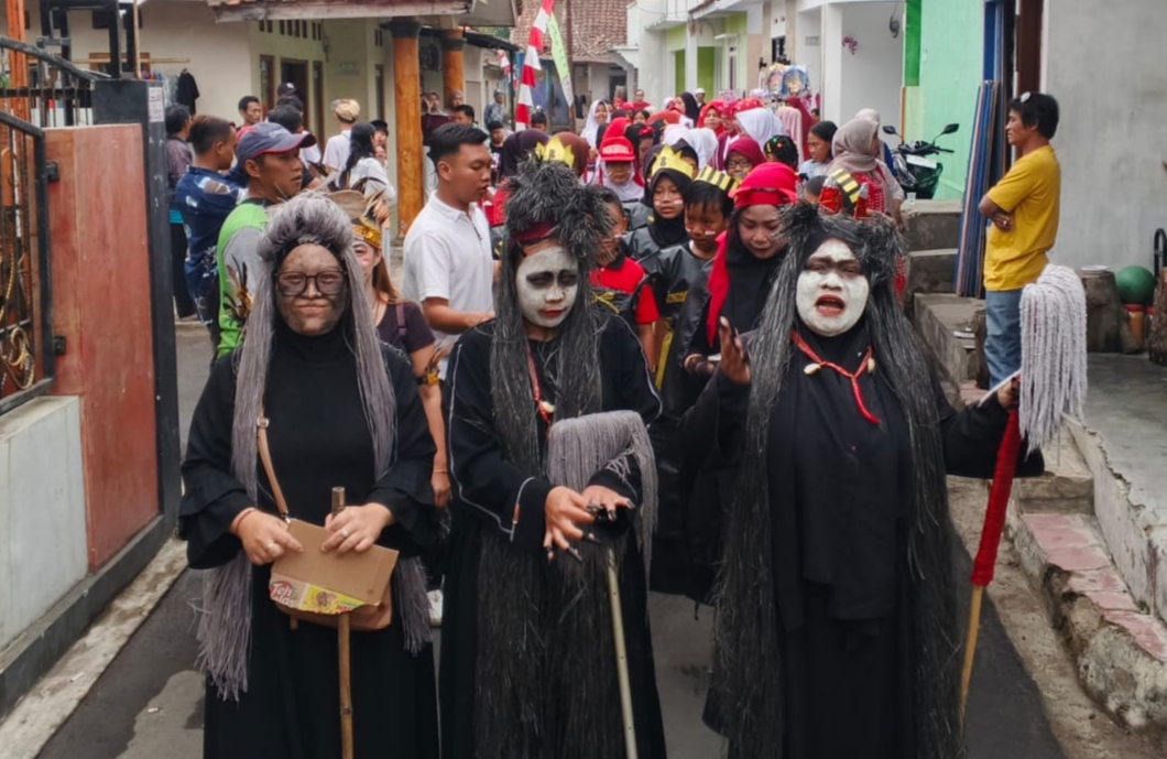 Jalan Santai Warga Karanganyar Semarakkan HUT RI ke-81, Perkuat Kebersamaan dan Persatuan