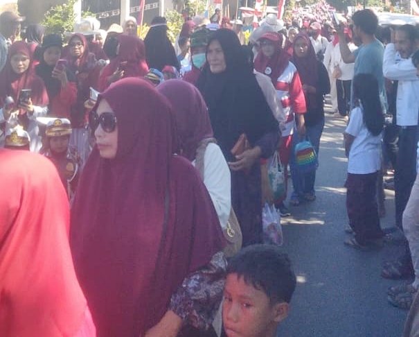 Camat Rumbia Lepas Gerak Jalan Indah HUT RI ke-81, Ribuan Warga Antusias Meriahkan Perayaan Kemerdekaan