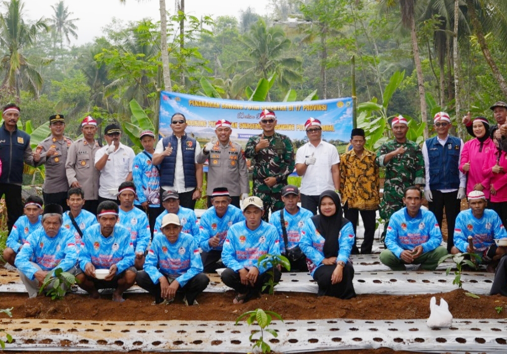 Polres Pangandaran Bersama Kelompok Tani Dukung Gerakan Tanam Bawang Putih Serentak Nasional