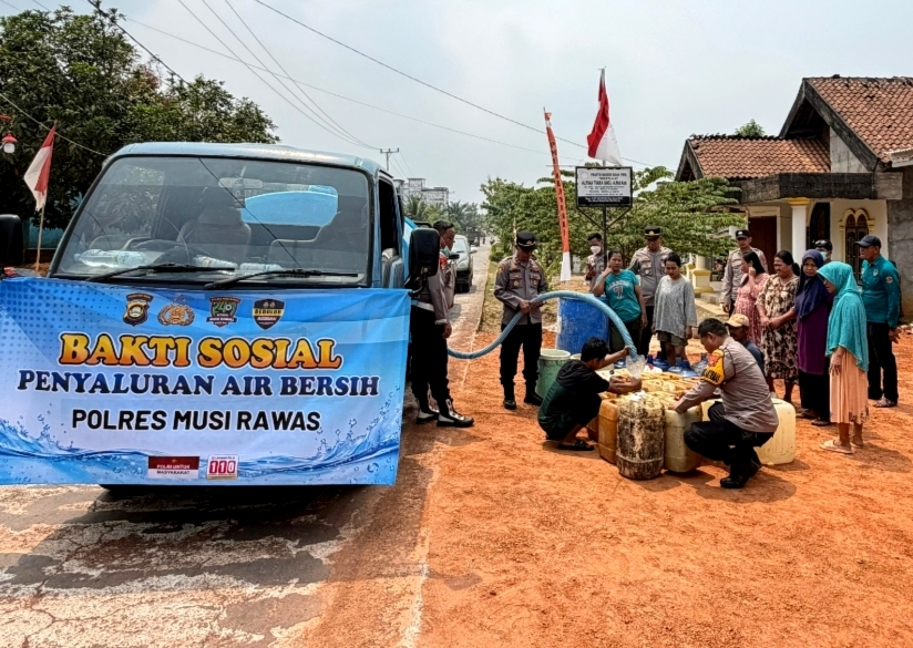 Kemarau Melanda, Polsek Muara Kelingi Distribusikan Air Bersih ke Warga Karya Sakti