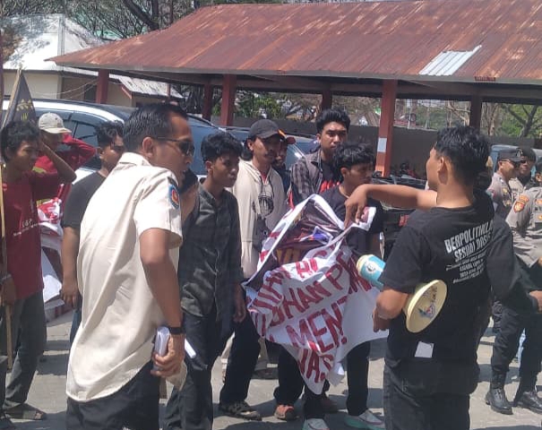 PLT Kasatpol PP Jeneponto Turun Langsung Kawal Aksi Demo di Depan DPRD