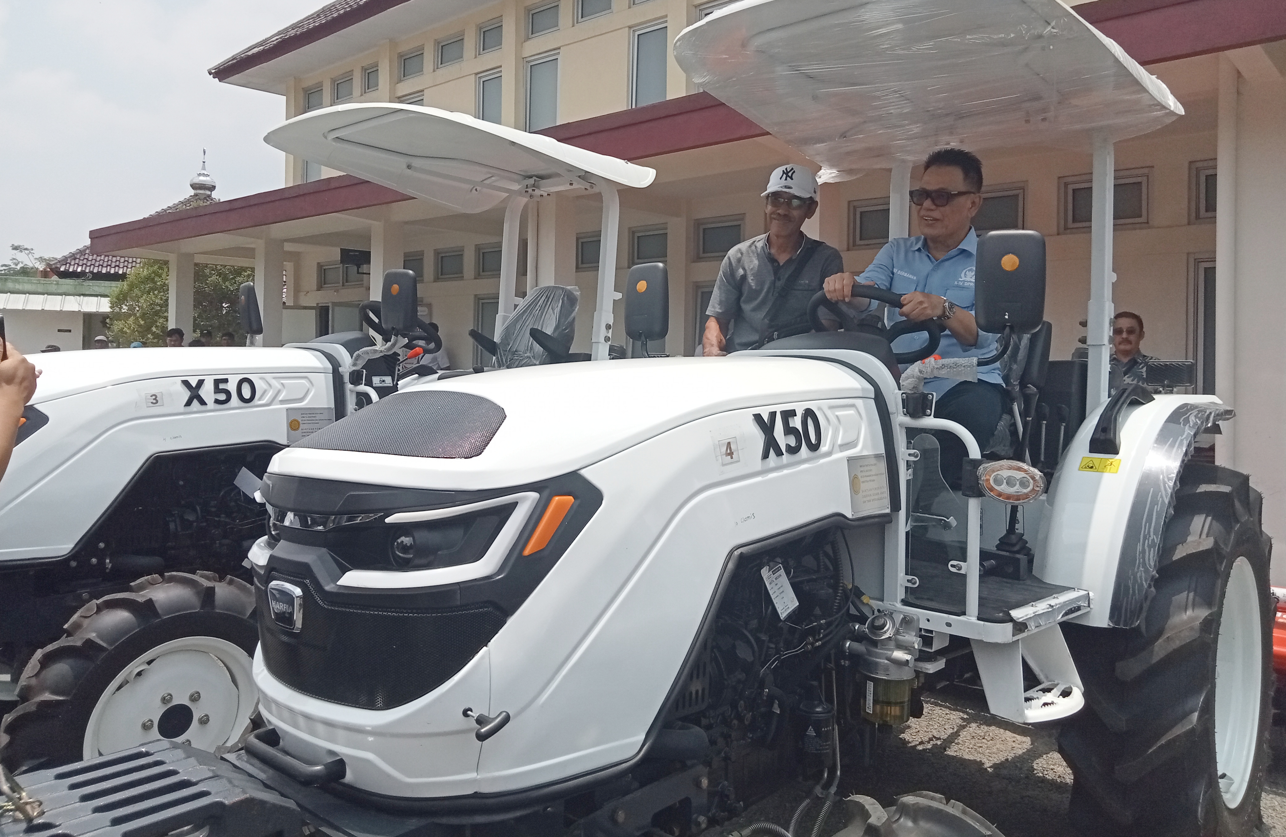 Dukung Produktivitas Petani, Heri Dermawan Salurkan 73 Unit Alsintan untuk Kelompok Tani di Ciamis