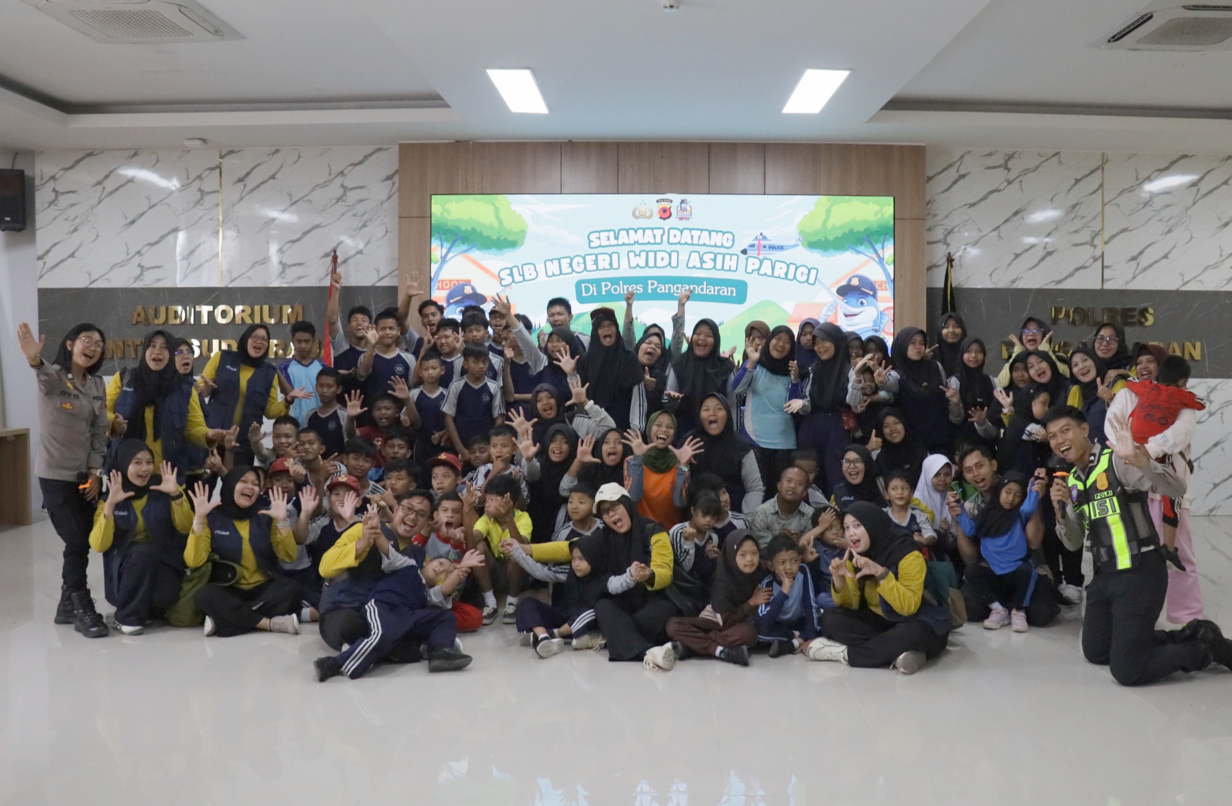 Polres Pangandaran Sambut Siswa SLB Negeri Widi Asih Parigi, Kenalkan Tugas Polisi Lewat Program Polisi Sahabat Anak