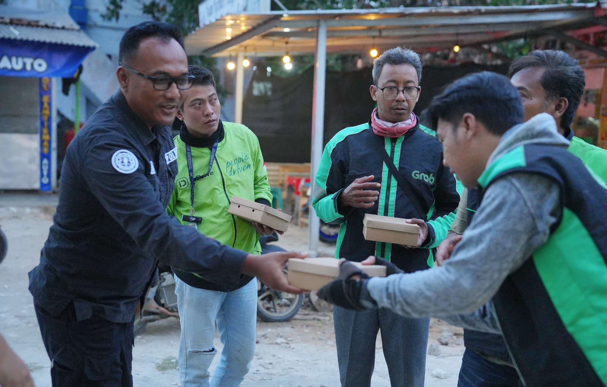 Peringati HUT Humas Polri ke-75, Polres Pangandaran Berbagi Makanan kepada Masyarakat dan Ojol Kamtibmas