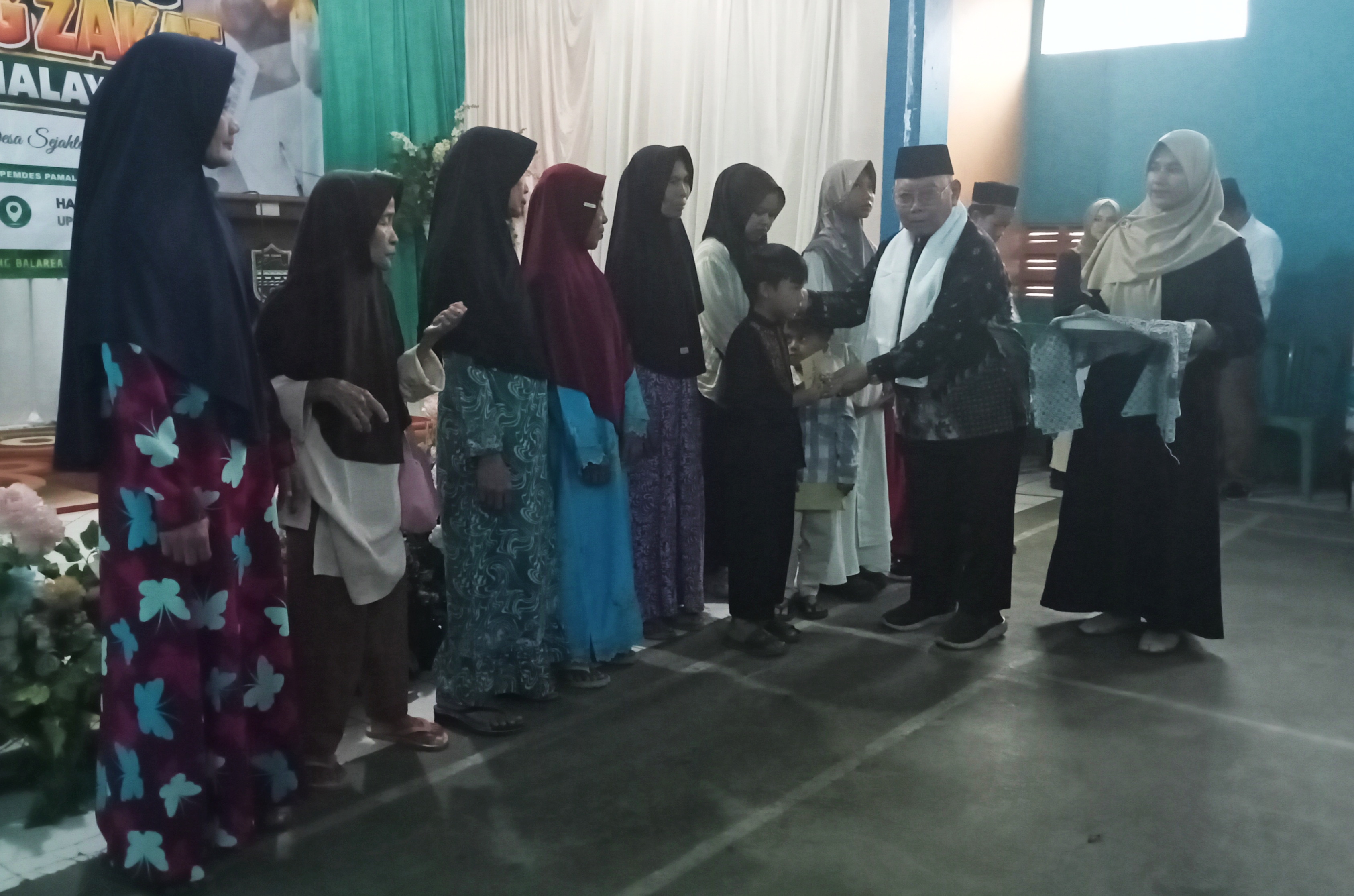 Ketua BAZNAS Ciamis Salurkan Santunan kepada Anak Yatim dan Dhuafa dalam Launching Kampung Zakat Desa Pamalayan
